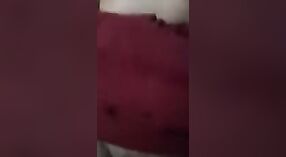 भारतीय सेक्स व्हिडिओमध्ये एक प्रौढ आंटी तिच्या केसाळ मांजरीला मारत आहे 3 मिन 10 सेकंद