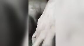 भारतीय सेक्स व्हिडिओमध्ये एक प्रौढ आंटी तिच्या केसाळ मांजरीला मारत आहे 0 मिन 30 सेकंद