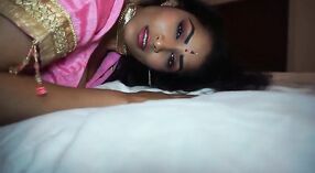 Busty indyjski Bhabhi droczy w a seksowny Striptease 2 / min 00 sec