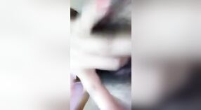 Chica bangla Desi hace alarde de su coño peludo para selfies en un video humeante 2 mín. 30 sec