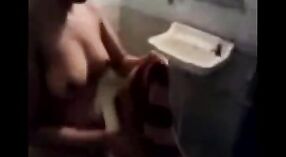 Desi Masala MMC女孩在浴室中探索性行为 5 敏 20 sec