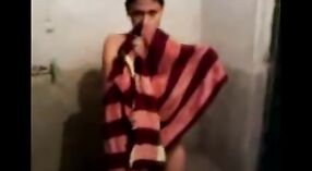 Desi Masala MMC女孩在浴室中探索性行为 6 敏 50 sec