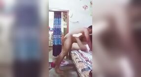 Une ménagère coquine se remplit de XXX dans cette vidéo de sexe desi 1 minute 00 sec