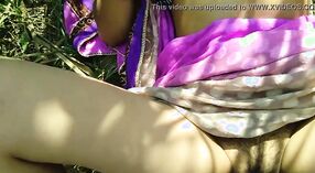 Desi laska pokazuje swoją cipkę i pieprzy się na świeżym powietrzu 3 / min 40 sec