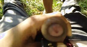 Desi laska pokazuje swoją cipkę i pieprzy się na świeżym powietrzu 6 / min 10 sec
