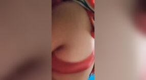 Bangla & amp; # 039; s desi mms wideo pokazuje jej anal i cipki gry 2 / min 00 sec