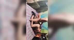 Bangla & amp; # 039; s desi mms wideo pokazuje jej anal i cipki gry 5 / min 20 sec