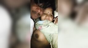 Bhabi indiano é apanhado a fazer sexo com o seu devar numa aldeia 0 minuto 0 SEC