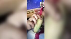 Desi kız gets kapalı ile cucumber içinde bu sıcak video 3 dakika 50 saniyelik