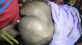 Desi bhabhi pobiera jej pussy pounded przez jej kochanek w the sypialnia z Hindi audio 7 / min 50 sec