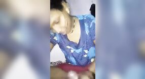 L'amateur indien Devar Bhabhi fait une pipe sensuelle dans cette vidéo torride 0 minute 0 sec