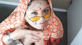 ఈ భారతీయ సెక్స్ వీడియోలో బస్టీ ఆంటీకి నోరు విప్పండి 6 మిన్ 10 సెకను