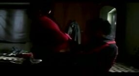 Versteckte Kamera fängt den Doggystyle-sex der indischen Tante zu Hause ein 2 min 00 s