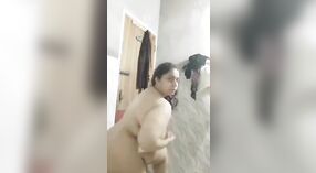 Пакистанская милфа показывает свои большие сиськи парню, который снимает MMS-видео 3 минута 00 сек