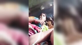 Сольное видео милфы Банглы с ее лысой киской и сексом по телефону 0 минута 40 сек