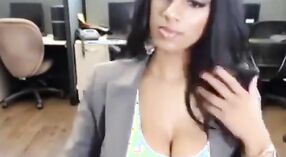 Indiase pornoster met grote borsten plaagt en verleidt haar fans op webcam 1 min 20 sec