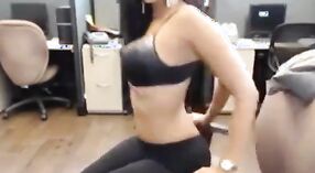 Indiase pornoster met grote borsten plaagt en verleidt haar fans op webcam 2 min 10 sec