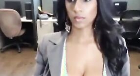 Indyjska Gwiazda porno z dużymi piersiami dokucza i uwodzi swoich fanów na kamery 1 / min 00 sec
