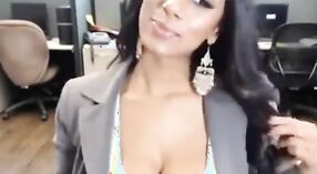 Indyjska Gwiazda porno z dużymi piersiami dokucza i uwodzi swoich fanów na kamery 1 / min 10 sec