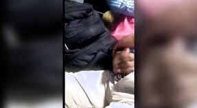 Indiase Vrouw gives haar lover een blowjob op de MMS bus 2 min 00 sec