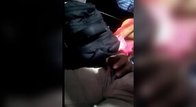 Indiase Vrouw gives haar lover een blowjob op de MMS bus 2 min 50 sec