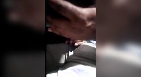 Indiase Vrouw gives haar lover een blowjob op de MMS bus 4 min 30 sec