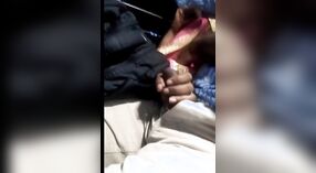 Indiase Vrouw gives haar lover een blowjob op de MMS bus 7 min 00 sec
