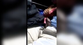 Indiase Vrouw gives haar lover een blowjob op de MMS bus 7 min 50 sec