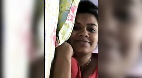 Desi Mädchen mit großen Titten zeigt Ihr Vermögen im webcam-sex-chat 1 min 50 s