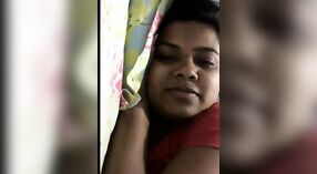 Desi Mädchen mit großen Titten zeigt Ihr Vermögen im webcam-sex-chat 4 min 50 s
