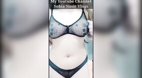 Desi beauty plaagt haar klant met haar sexy curves 4 min 40 sec