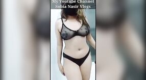 Desi beauty plaagt haar klant met haar sexy curves 0 min 0 sec