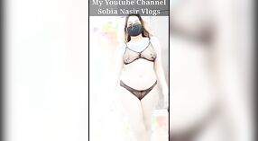 Desi beauty plaagt haar klant met haar sexy curves 0 min 40 sec
