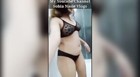 Desi beauty plaagt haar klant met haar sexy curves 1 min 00 sec