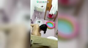 Una niña paquistaní queda atrapada en una cámara oculta bañándose en un escandaloso video desi 2 mín. 20 sec