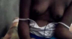 Gadis remaja Sri Lanka mungil memamerkan payudara besarnya dalam video telanjang 2 min 20 sec