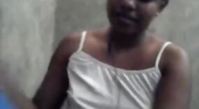 Petite tiener Sri Lankaanse meisje pronkt met haar grote borsten in Naakt video 4 min 20 sec