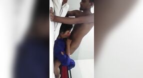 Bangla video de sexo de Desi estudiante universitario dando una mamada a un dedo XXX 1 mín. 40 sec
