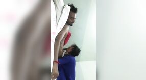Bangla video de sexo de Desi estudiante universitario dando una mamada a un dedo XXX 3 mín. 00 sec