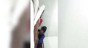Bangla video de sexo de Desi estudiante universitario dando una mamada a un dedo XXX 5 mín. 00 sec