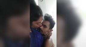 Bangla video de sexo de Desi estudiante universitario dando una mamada a un dedo XXX 1 mín. 00 sec