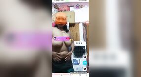 Bhabhi z dużymi cyckami daje nienasycony Sex oralny na kamery 4 / min 20 sec