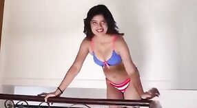 Bhabhi sing nggodha ing bikini nggodha kekasihé kanthi gerakan seksi 3 min 10 sec