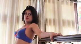 Seducente india in bikini seduce il suo amante con le sue mosse sexy 1 min 00 sec