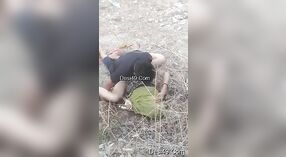 भारतीय भाभी घर के बाहर कमबख्त और निगलने में गर्म वीडियो 1 मिन 40 एसईसी