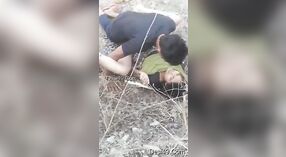 भारतीय भाभी घर के बाहर कमबख्त और निगलने में गर्म वीडियो 1 मिन 50 एसईसी