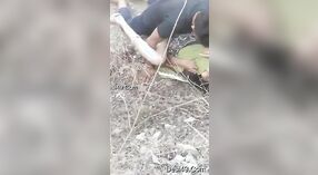 भारतीय भाभी घर के बाहर कमबख्त और निगलने में गर्म वीडियो 2 मिन 00 एसईसी