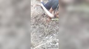 भारतीय भाभी घर के बाहर कमबख्त और निगलने में गर्म वीडियो 2 मिन 10 एसईसी