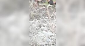 भारतीय भाभी हॉट व्हिडिओमध्ये मैदानी कमबख्त आणि गिळंकृत करते 3 मिन 20 सेकंद