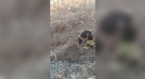 भारतीय भाभी घर के बाहर कमबख्त और निगलने में गर्म वीडियो 0 मिन 40 एसईसी